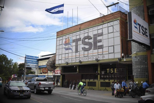 Honduras busca salir de la crisis con recuento de votos