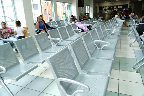 Médicos del Seguro Social entregan nueva propuesta salarial