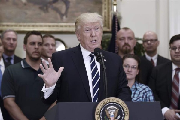 Trump se reúne con víctimas de crímenes cometidos por inmigrantes