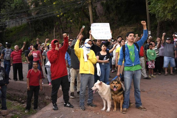 Miles de personas incumplen el estado de sitio en Honduras