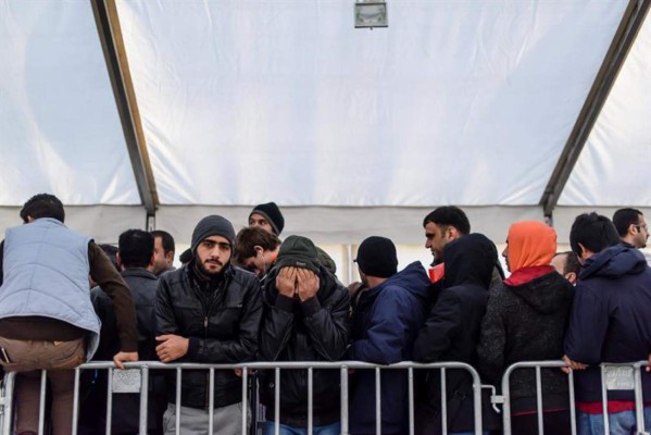 Atacan a pedradas en Alemania un autobús con refugiados