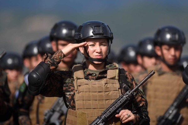 Soldiers take part in the official launch of the Trinational Force against organized crime in Nueva Ocotepeque, Honduras on November 15, 2016. The Trinational Force is formed by soldiers and police of Honduras, El Salvador and Guatemala with the objective of fighting crime affecting the Central America's Northern Triangle. / AFP PHOTO / Marvin RECINOS