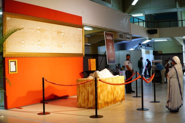 Mil personas al día visitan la exposición de la Sábana Santa