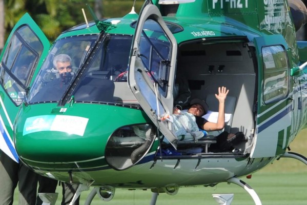 Neymar deja la concentración de Brasil en helicóptero para tratarse su lesión
