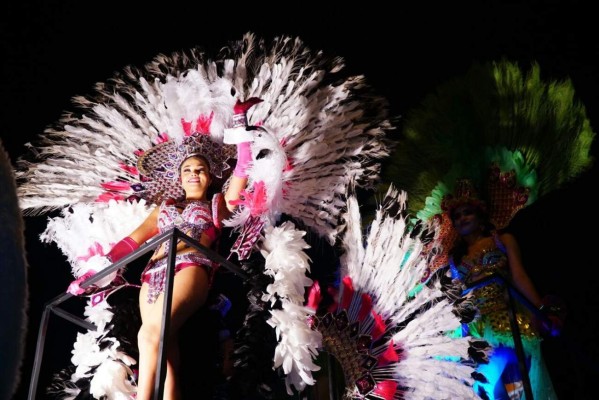Las bellas chicas en el desfile de la Feria Juniana