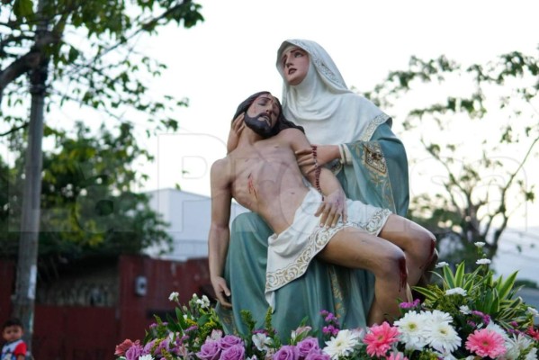 Feligreses católicos realizan el Santo Entierro en San Pedro Sula