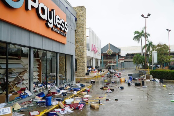 Centros comerciales del este en poder de vándalos