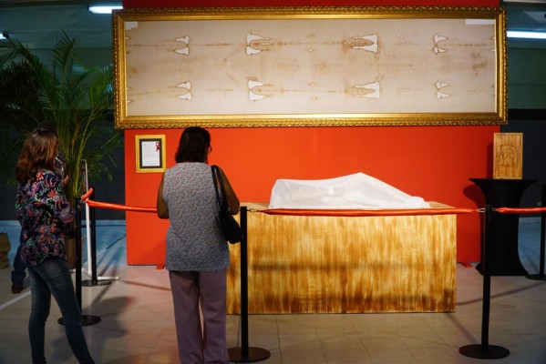 Unas 35 mil personas han visto la réplica de la Sábana Santa