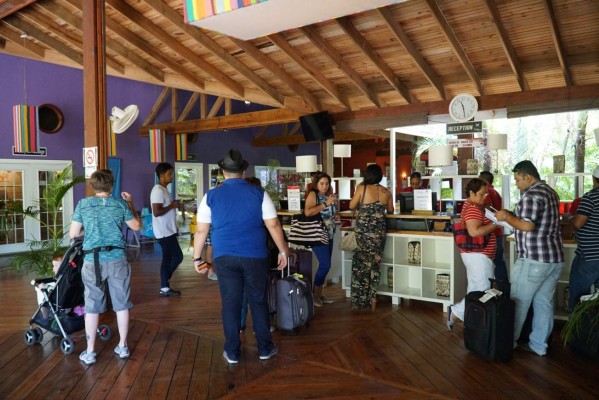 Estudian modelo económico-turístico de Roatán para emularlo en Italia