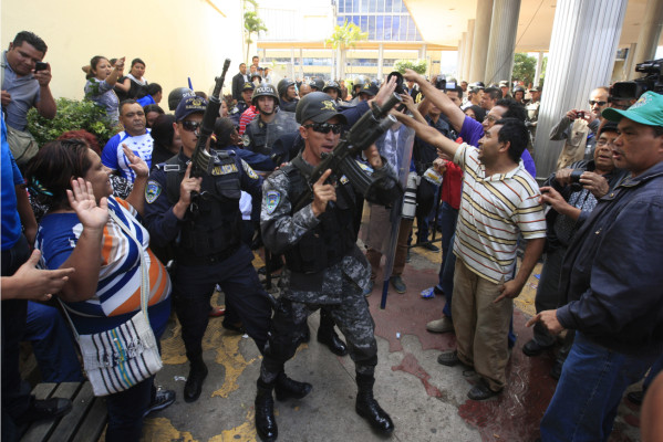 Protesta en el Congreso Nacional termina en violenta riña