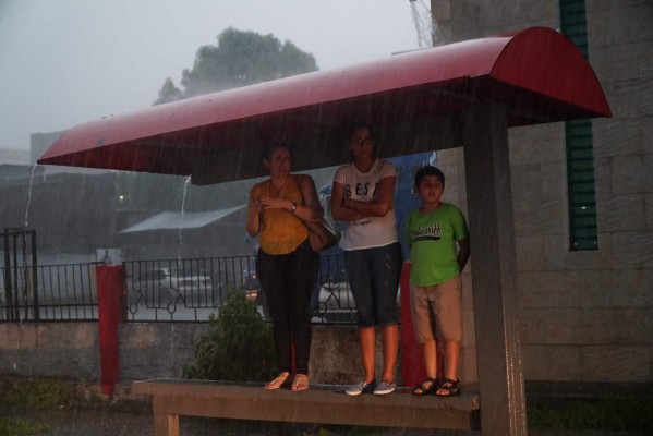 Caos, destrozos y más de 100 vehículos varados deja aguacero en San Pedro