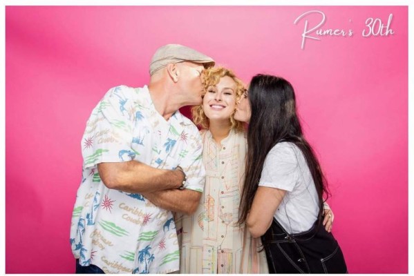 La familia se ha mantenido unida pese a que tanto Bruce como Demi han tenido otras parejas después de su divorcio.