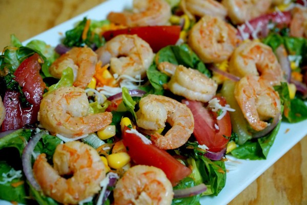 Ensalada con camarones y aderezo de perejil