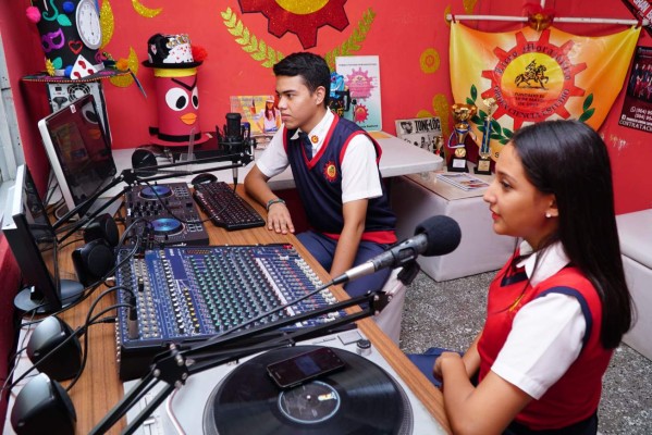 Liceo Morazánico innova con su radio en línea y revista escolar