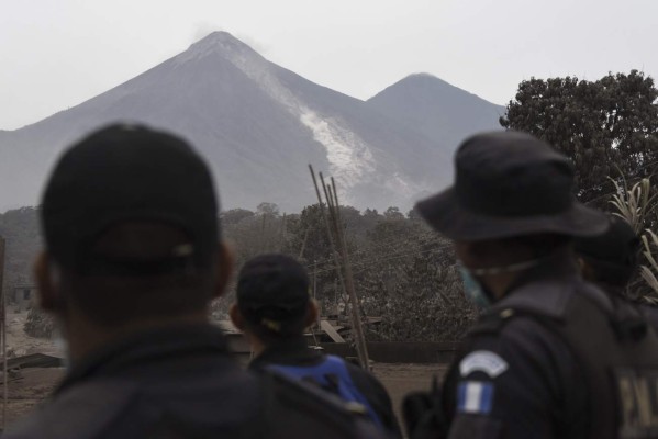 Avalanchas y lluvias amenazan comunidades cercanas al Volcán de Fuego en Guatemala