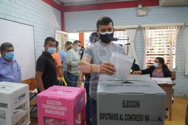 A medias se cumplen medidas de bioseguridad durante jornada de elecciones primarias e internas en Honduras (Fotos)
