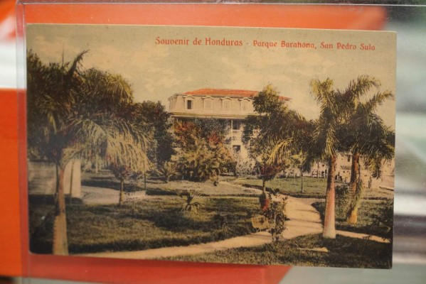 Registra la historia de Honduras en una colección de tarjetas postales