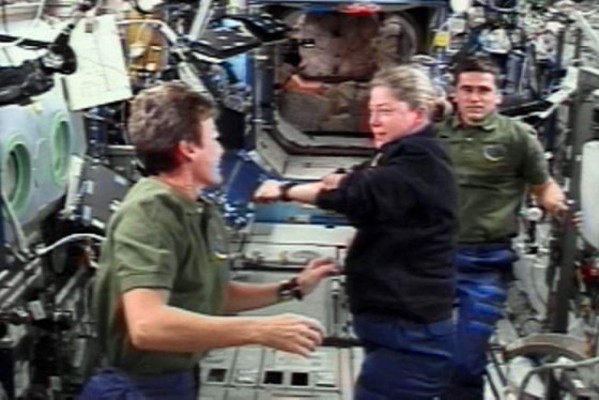 Astronautas de Discovery salen al espacio para incorporar nuevo módulo a ISS