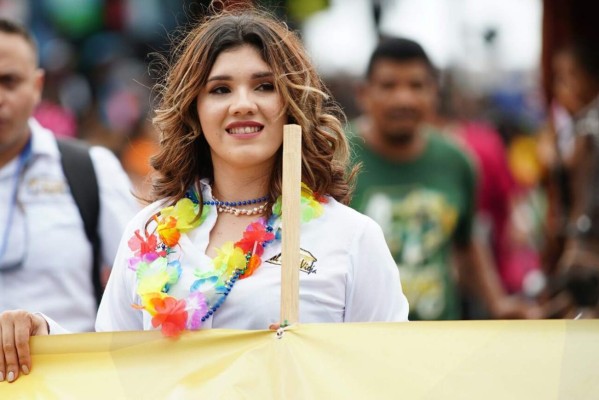 Las bellas chicas en el desfile de la Feria Juniana