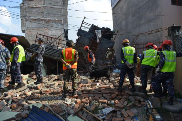 Nuevo sismo de magnitud 7.3 en Nepal causa al menos 50 muertos