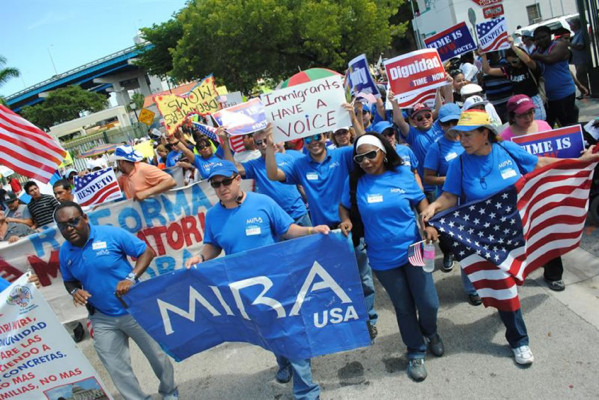 Migrantes marchan exigiendo reforma en Estados Unidos