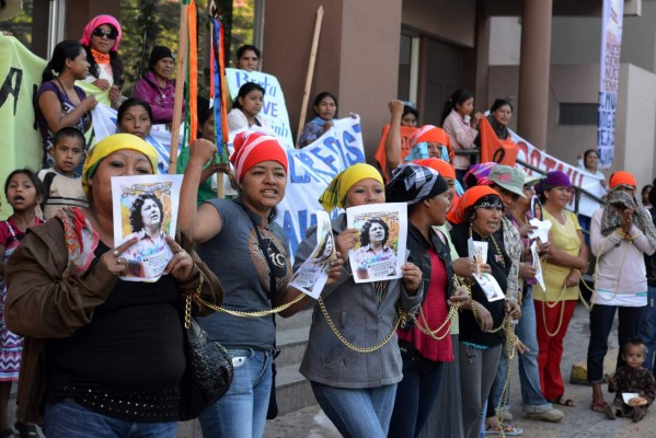 Mujeres lencas protestan frente al Ministerio Público