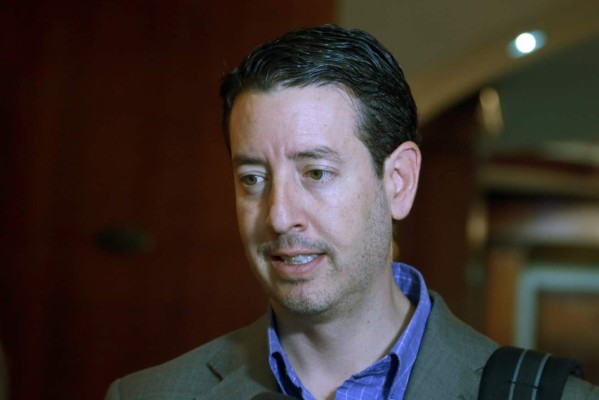 Coyotes infunden temor y aprovechan el muro de Trump