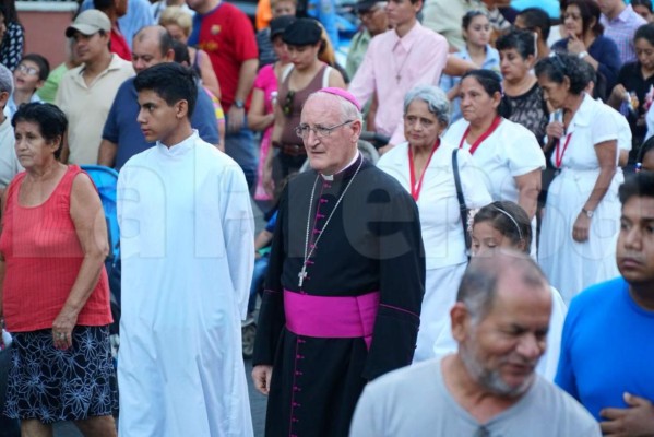 Feligreses católicos realizan el Santo Entierro en San Pedro Sula