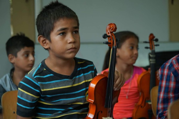 Maestra de música formada en EEUU enseña a niños de escasos recursos