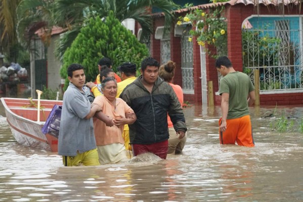 Dos rupturas en el Canal Maya inundan a La Lima