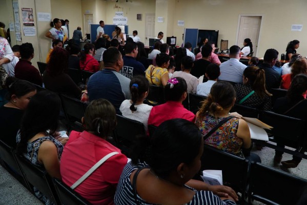 Solo menores de edad pueden ir acompañados a pasaportes