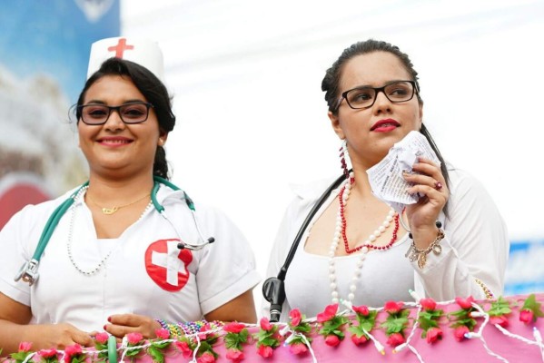 Las bellas chicas en el desfile de la Feria Juniana