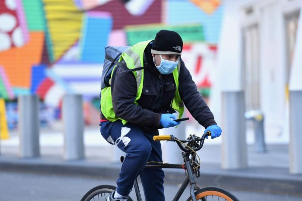 En bicicleta al rescate: repartidores de comida de NYC enfrentan resignados el coronavirus