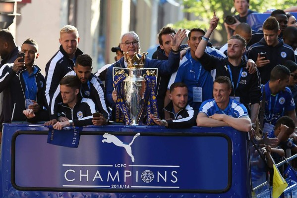 El Leicester celebró con su afición la obtención del título