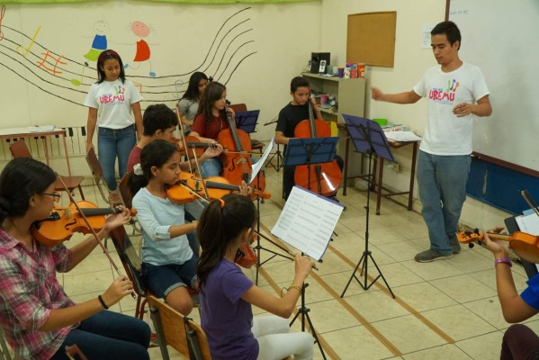 Maestra de música formada en EEUU enseña a niños de escasos recursos