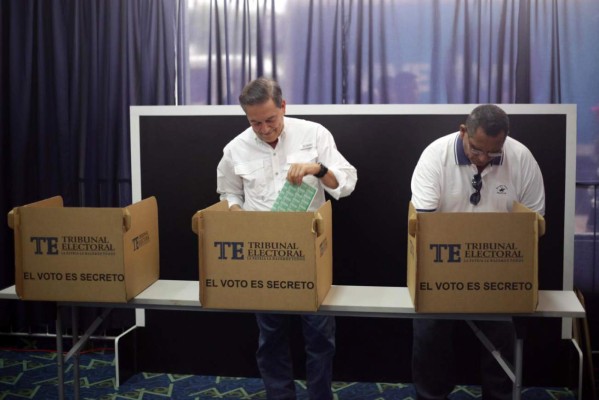 Panameños acuden a votar en las elecciones generales de Panamá