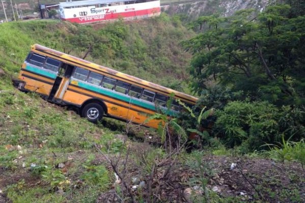 Conductor de bus pierde el control y cae a hondonada