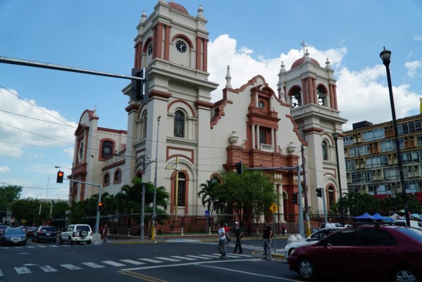 Restauran estaciones del viacrucis en la catedral San Pedro Apóstol