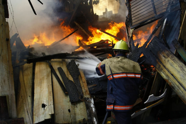 Incendio consume una de las casas más viejas de San Pedro Sula