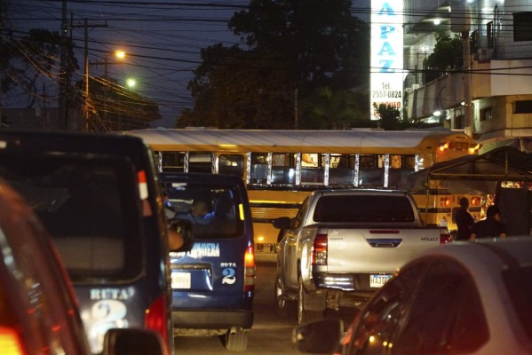 En bulevares de San Pedro Sula es donde más irrespetan las paradas de buses autorizadas