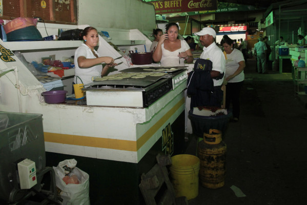 Bomberos temen un incendio en mercados sampedranos