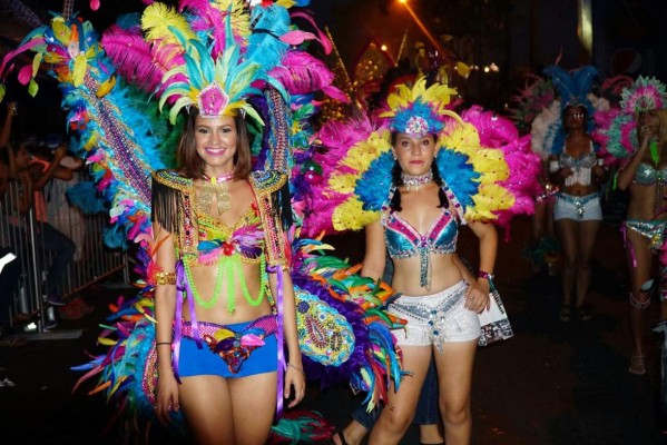 Las bellas chicas en el desfile de la Feria Juniana