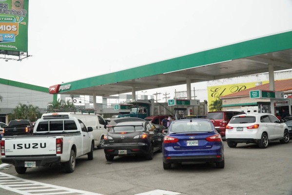 Cohep: Hay abastecimiento de gasolina y alimentos