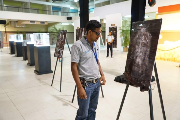 Fervor por réplica de la Sábana Santa