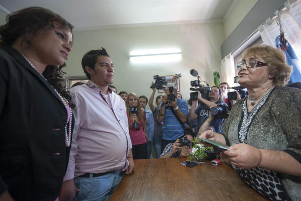 Hombre embarazado contrae matrimonio con su novia transexual