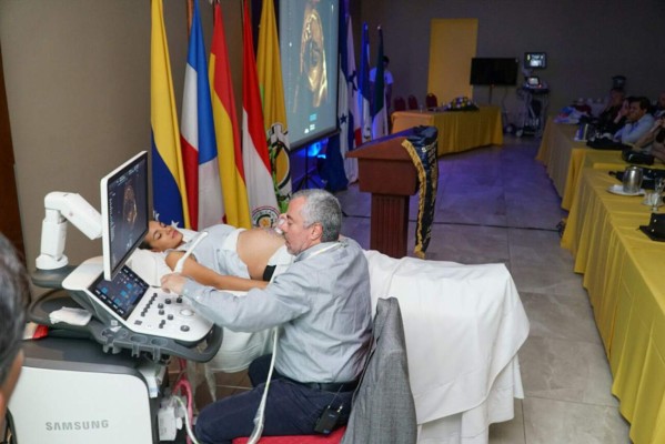 Instruyen a médicos hondureños sobre avances en ginecobstetricia