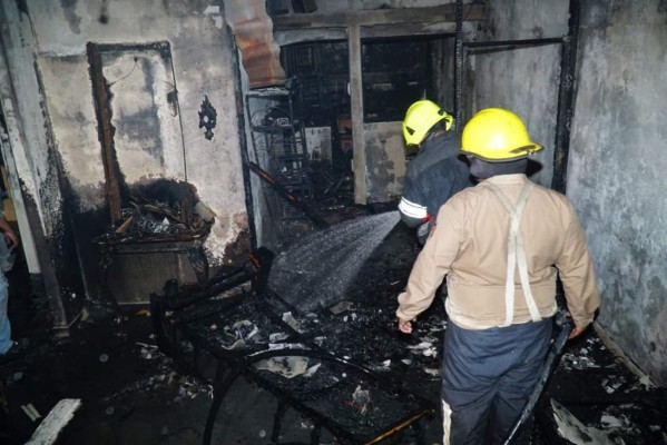 VIDEO: Bomberos se salvan de milagro de morir electrocutados