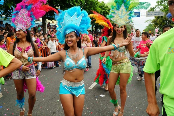 Las bellas chicas en el desfile de la Feria Juniana