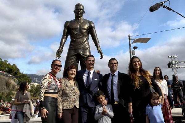 Cristiano Ronaldo inaugura estatua suya en su ciudad natal