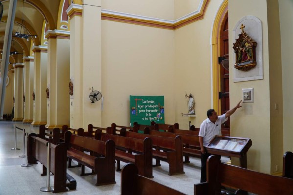 Restauran estaciones del viacrucis en la catedral San Pedro Apóstol
